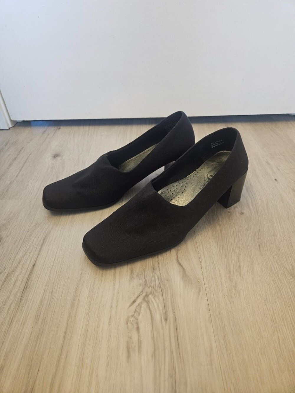 HighLights by Payless Black Pumps Size 9 - Classic & Comfortable Pointed Toe Hee